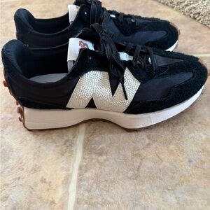 New Balance 327 sneaker